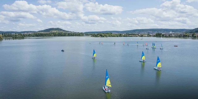 Vue aérienne du lac de Vesoul-Vaivre où l'on voit des petits bateaux à voile navigués - Derrière, on voit la Motte de Vesoul - Vesoul - Val de Saône