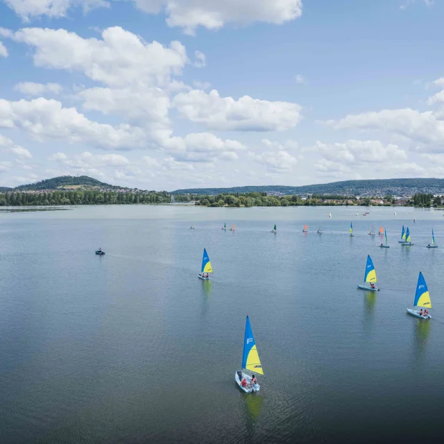 Vue aérienne du lac de Vesoul-Vaivre où l'on voit des petits bateaux à voile navigués - Derrière, on voit la Motte de Vesoul - Vesoul - Val de Saône