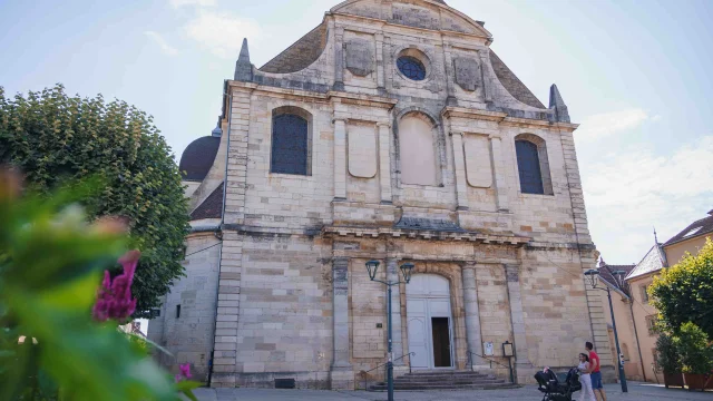 Une famille observe l'église Saint-Georges de Vesoul - Vesoul - Val de Saône