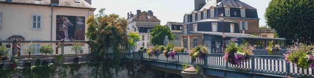 Centre-ville de Vesoul, où l'on retrouve le pont qui surplombe le Durgeon - On retrouve une œuvre de street art sur la façade du restaurant 