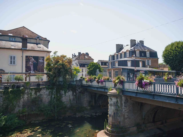 Centre-ville de Vesoul, où l'on retrouve le pont qui surplombe le Durgeon - On retrouve une œuvre de street art sur la façade du restaurant 