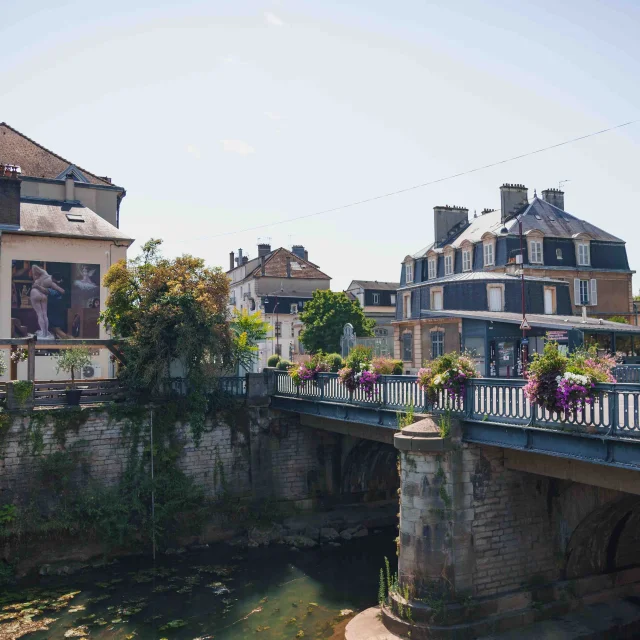 Centre-ville de Vesoul, où l'on retrouve le pont qui surplombe le Durgeon - On retrouve une œuvre de street art sur la façade du restaurant 