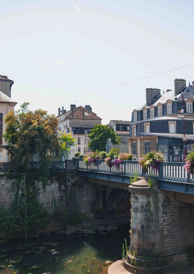 Centre-ville de Vesoul, où l'on retrouve le pont qui surplombe le Durgeon - On retrouve une œuvre de street art sur la façade du restaurant 