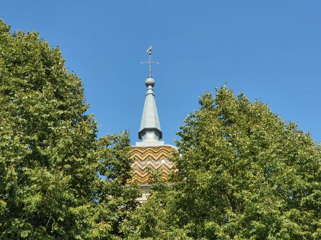 Vue sur le clocher de l'église de Ray-sur-Saône avec ses tuiles vernissées - Cité de caractère - Vesoul - Val de Saône