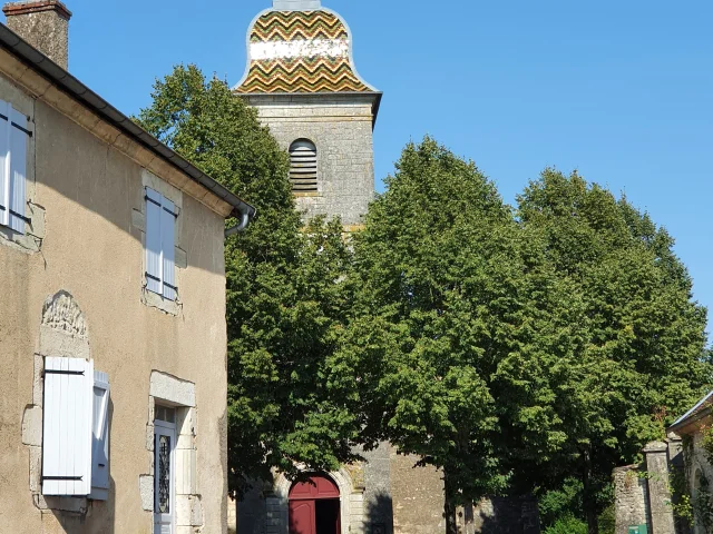 Au cœur du village de Ray-sur-Saône, on retrouve des arbres qui entourent l'église au tuiles vernissées typique de Franche-Comté - Cité de caractère - Vesoul - Val de Saône