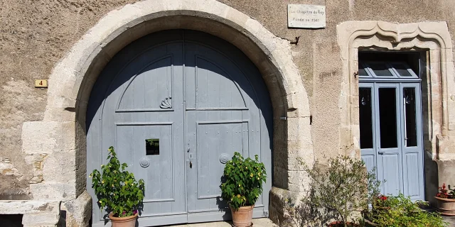 Belles façades en pierre avec une plaque 