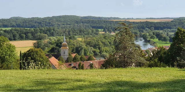 Vue sur le village de Rau-sur-Saône avec la Saône en arrière-plan - Cité de caractère - Vesoul - Val de Saône