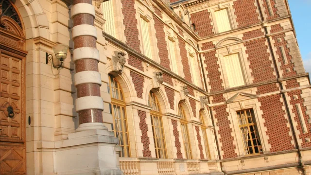 Entrée avec marches du Château de Villersexel - Cité de caractère - Vallée de l'Ognon