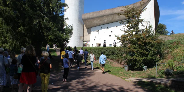 Des touristes assistent à une visite guidée de la Colline Notre-Dame du Haut - Vosges du Sud