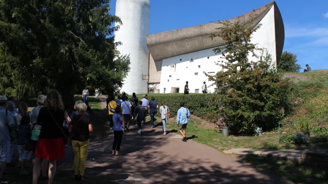 Des touristes assistent à une visite guidée de la Colline Notre-Dame du Haut - Vosges du Sud