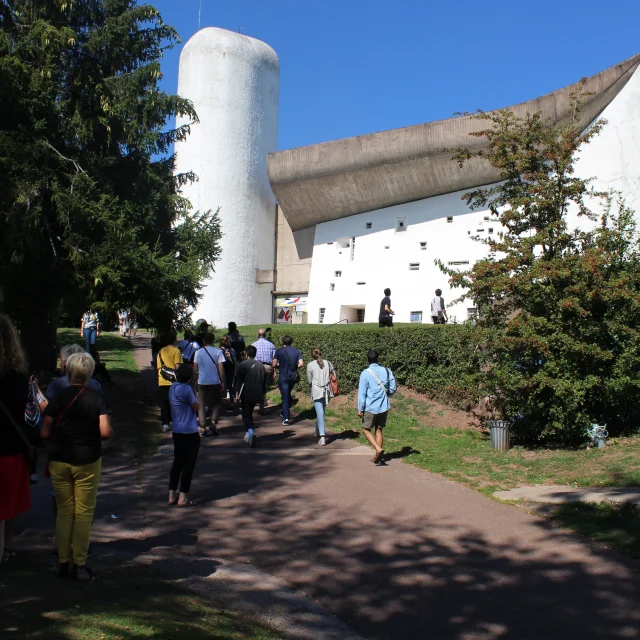 Des touristes assistent à une visite guidée de la Colline Notre-Dame du Haut - Vosges du Sud