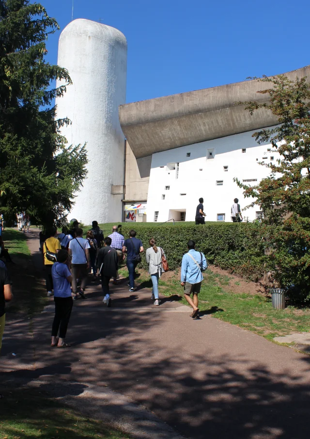 Des touristes assistent à une visite guidée de la Colline Notre-Dame du Haut - Vosges du Sud