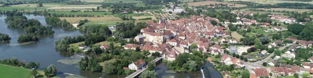 Vue aérienne de Marnay, on y voit l'Ognon - Cité de caractère - Vallée de l'Ognon