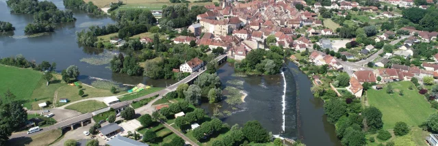 Vue aérienne de Marnay, on y voit l'Ognon - Cité de caractère - Vallée de l'Ognon