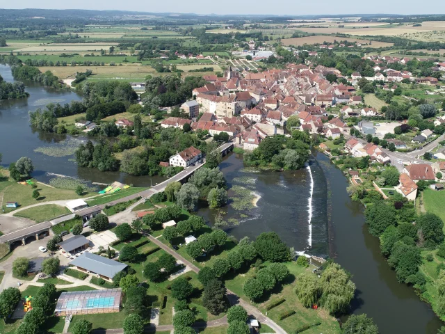 Vue aérienne de Marnay, on y voit l'Ognon - Cité de caractère - Vallée de l'Ognon