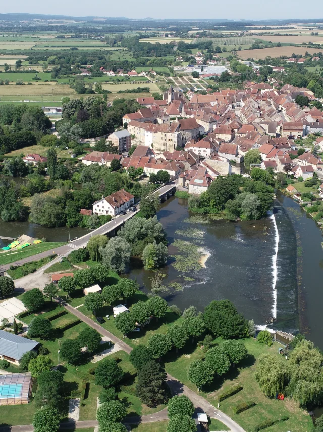 Vue aérienne de Marnay, on y voit l'Ognon - Cité de caractère - Vallée de l'Ognon