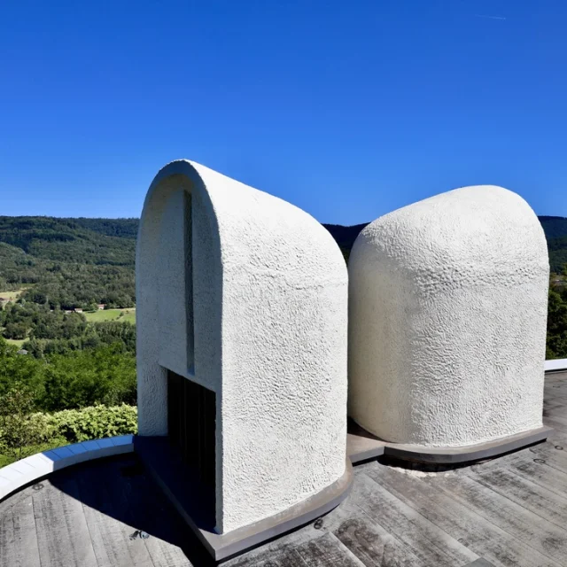 Vue drone sur le paysage environnant depuis le toit la Chapelle Notre-Dame du Haut (site UNESCO érigé par Le Corbusier) - Vosges du Sud