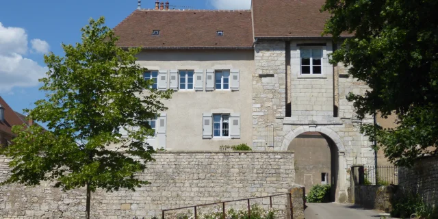 Vue sur le château de Marnay - Cité de caractère - Vallée de l'Ognon