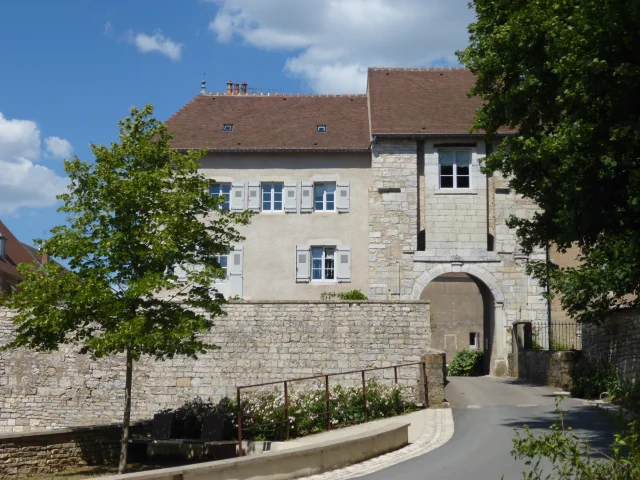 Vue sur le château de Marnay - Cité de caractère - Vallée de l'Ognon