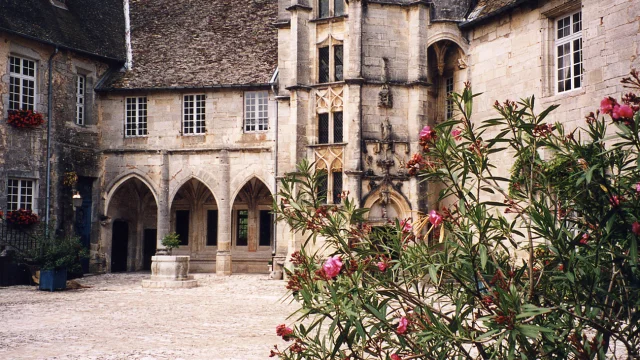 Château de Gy depuis la cour intérieure, au premier-plan un laurier rose - Cité de caractère - Vallée de l'Ognon