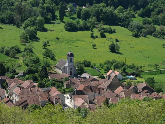 Vue panoramique sur la Cité de caractère de Chariez, entourée de prairies, de forêts et de vignes - Vesoul-Val de Saône