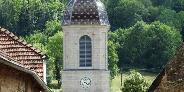 Vue sur l'église de la Cité de caractère de Chariez- Vesoul-Val de Saône