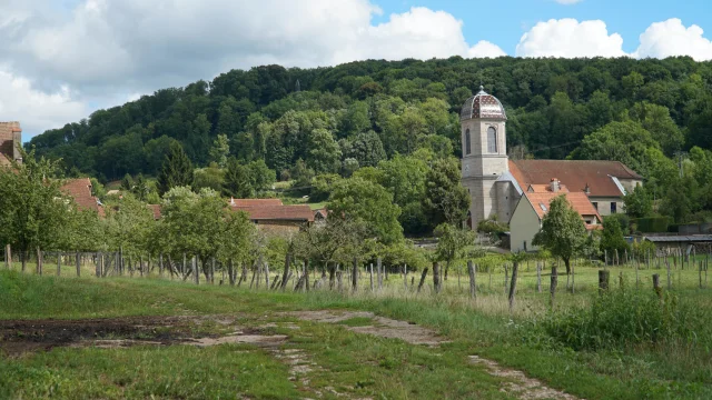 Vue sur l'église de la Cité de caractère de Chariez- Vesoul-Val de Saône