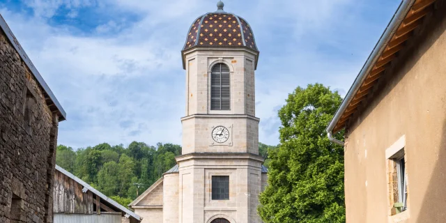 Des randonneurs découvrent la Cité de caractère de Chariez, avec son église en arrière-plan - Vesoul-Val de Saône