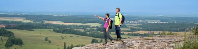 Un couple de randonneurs admire la vue depuis le Camp de César, au-dessus de la Cité de Caractère de Chariez - Vesoul-Val de Saône