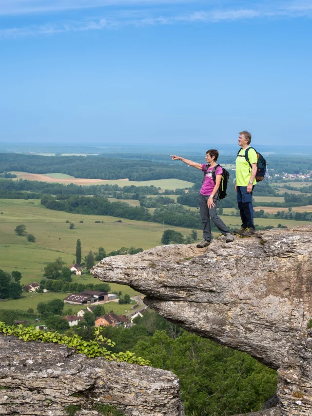 Un couple de randonneurs admire la vue depuis le Camp de César, au-dessus de la Cité de Caractère de Chariez - Vesoul-Val de Saône