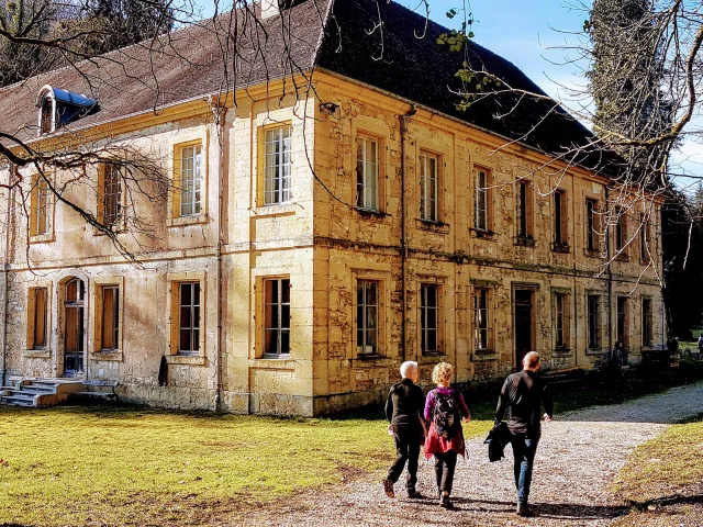 Un groupe de marcheurs découvrent l'Abbaye de Bellevaux à Cirey-lès-Bellevaux - Vallée de l'Ognon