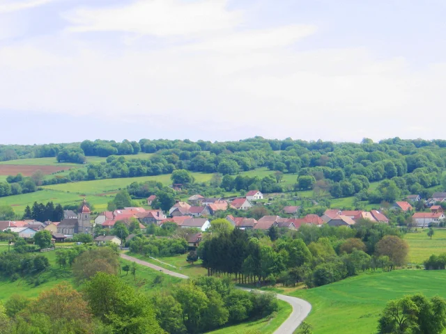 Vue panoramique sur un village qui se trouve sur le Sentier de la mirabelle dans le Pays de Villersexel - Vallée de l'Ognon