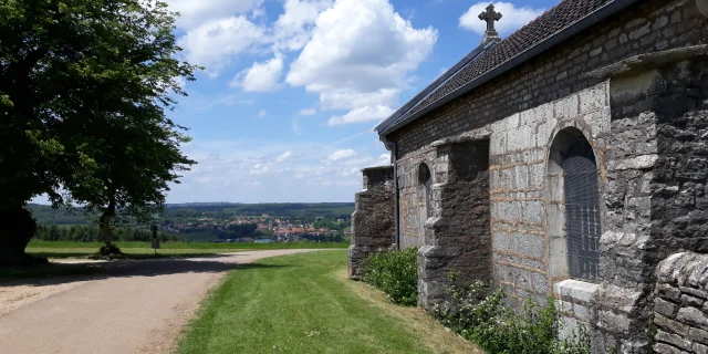 Le panorama nature avec banc et table de lecture à découvrir depuis Au premier-plan, la Chapelle Sainte-Anne de Vellefaux. A l'arrière-plan, on voit le panorama sur les paysages alentours - Vallée de l'Ognon