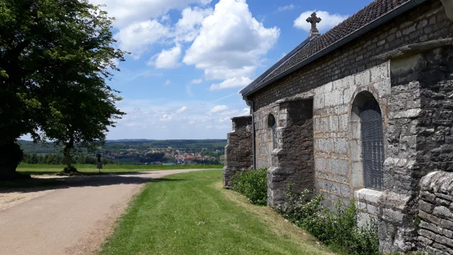 Le panorama nature avec banc et table de lecture à découvrir depuis Au premier-plan, la Chapelle Sainte-Anne de Vellefaux. A l'arrière-plan, on voit le panorama sur les paysages alentours - Vallée de l'Ognon