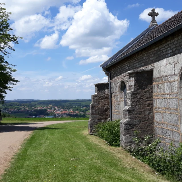 Le panorama nature avec banc et table de lecture à découvrir depuis Au premier-plan, la Chapelle Sainte-Anne de Vellefaux. A l'arrière-plan, on voit le panorama sur les paysages alentours - Vallée de l'Ognon