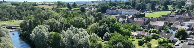 Vue aérienne de la rivière Ognon avec la Cité de Caractère de Villersexel en arrière-plan - Vallée de l'Ognon