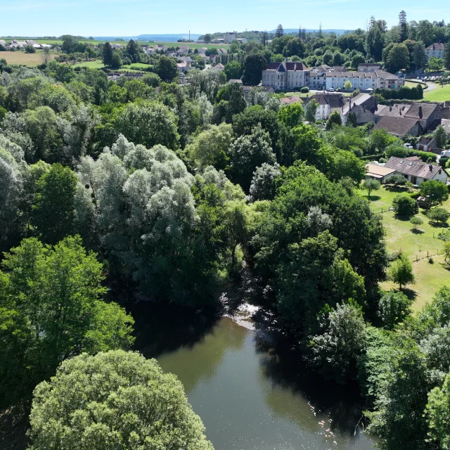 Vue aérienne de la rivière Ognon avec la Cité de Caractère de Villersexel en arrière-plan - Vallée de l'Ognon