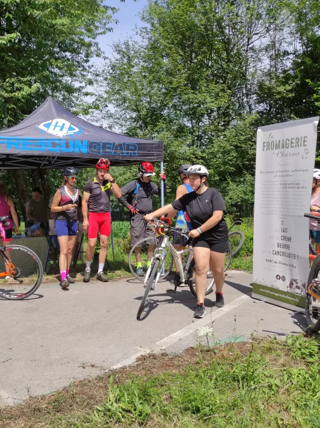 Le public à vélo profite d'une pause gourmande avec la Fromagerie du Charme à l'occasion de l'évènement Escapade Roulante Et Gourmande - Vallée de l'Ognon