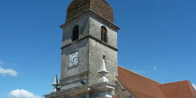 Vue de l'église au toit de tuiles vernissées de la Cité de Caractère de Villersexel - Vallée de l'Ognon