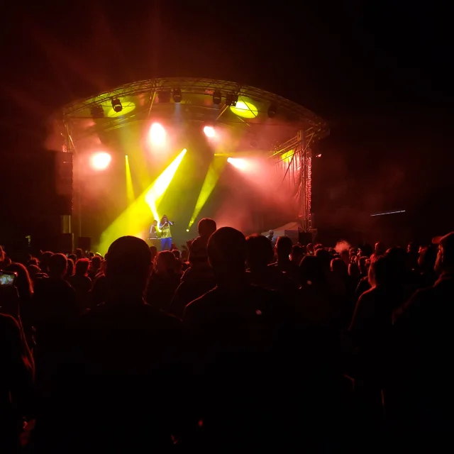 Pierre-Hugues José chante sur la scène du ROAFF festival avec le public au premier plan - Festival de musique ROAFF à la Filature de Ronchamp - Vosges du Sud