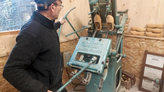 Démonstration du façonnage de sabots en bois au Musée des Outils d'Hier à Chauvirey-le-Vieil - Vesoul-Val de Saône