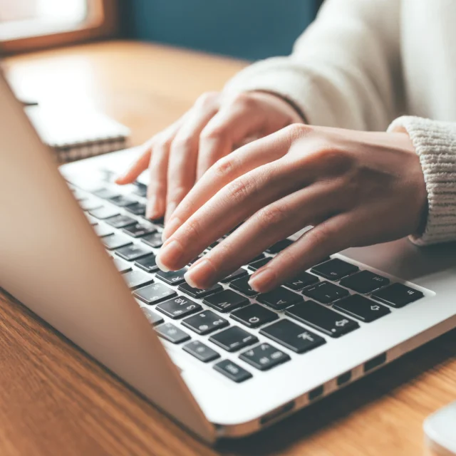 Vue sur une personne travaillant sur un PC - outils digitaux