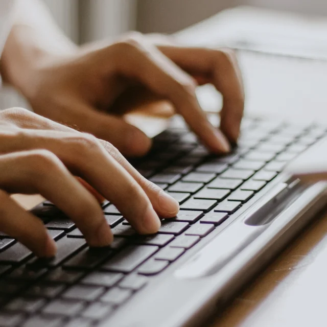 Vue sur une personne travaillant sur un PC - outils digitaux