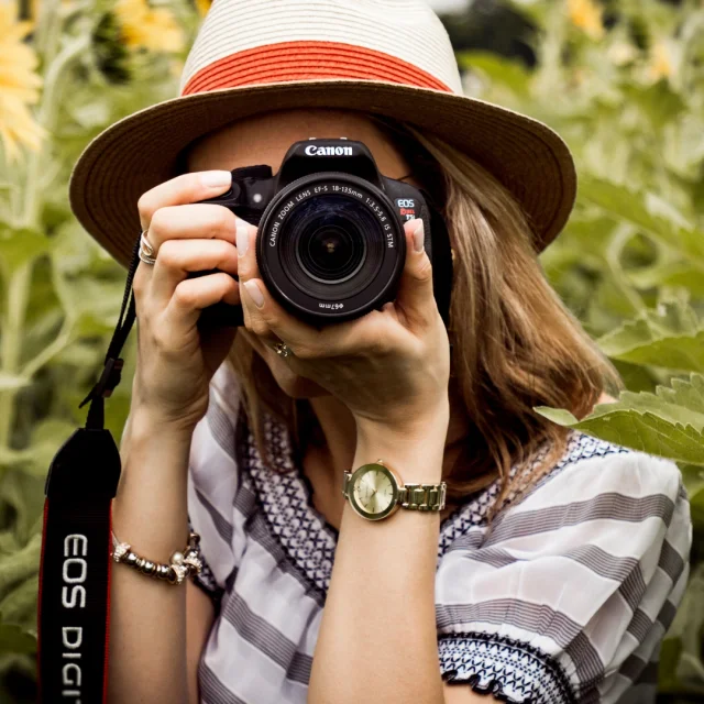 Une femme prend une photo en pleine nature