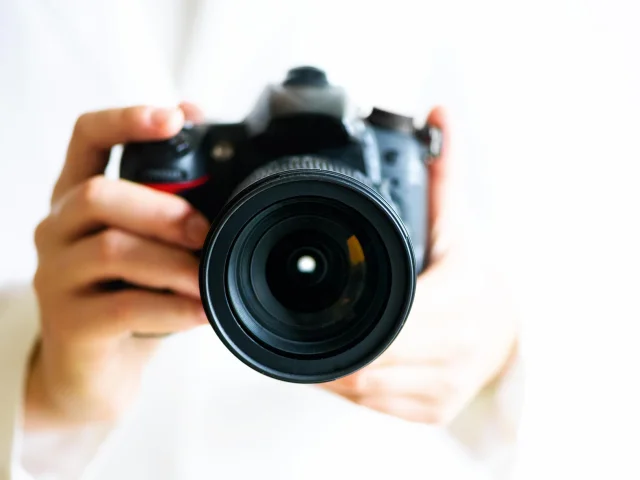 Une personne prend une photo