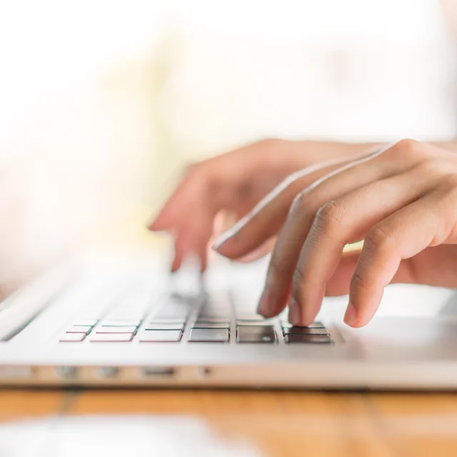 Vue sur une femme travaillant sur un PC - Boîte à outils