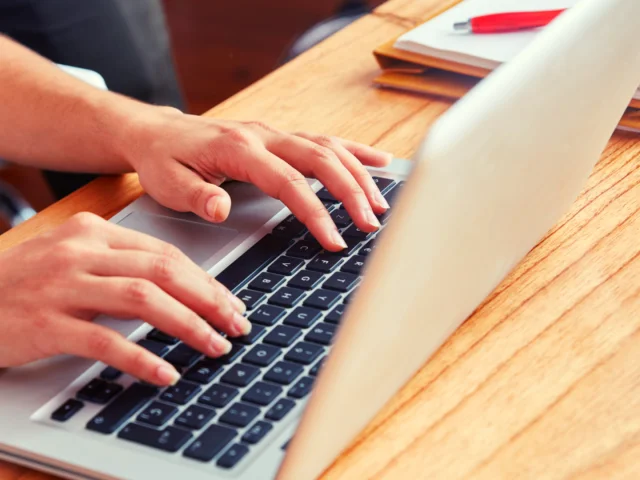 Une femme travaille sur un PC