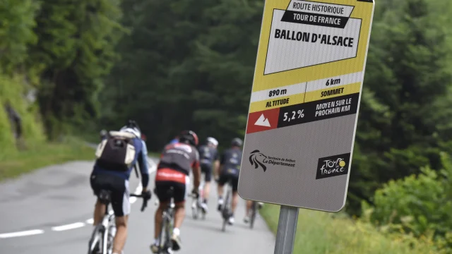 Groupe de cyclistes empruntant la Route du Tour de France passant par le Ballon d'Alsace - Vosges du Sud