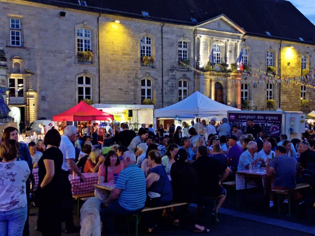 Foule et stands au Marché de Nuit de Luxeuil-les-Bains - Vosges du Sud