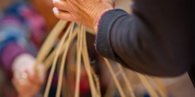 Une vannière tresse de l'osier - Haute-Saône